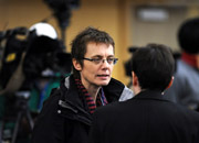 會(huì)議現(xiàn)場(chǎng)的境外媒體記者