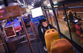 夜深了，他們還沒睡