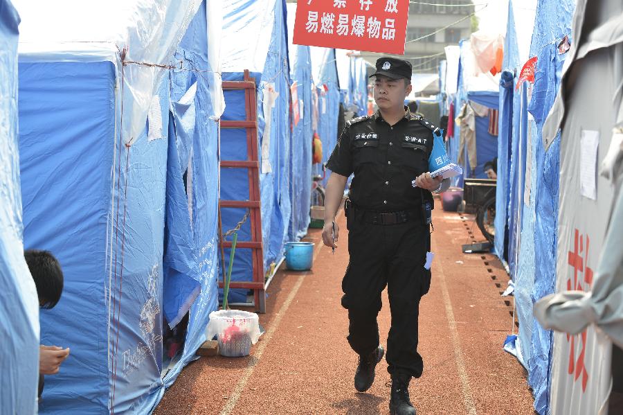 災(zāi)區(qū)安置點(diǎn)的守護(hù)者 群眾心里的暖心人&mdash;&mdash;記蘆山災(zāi)區(qū)安置點(diǎn)民警諶勇