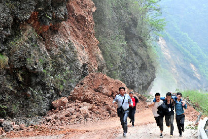 實(shí)拍：志愿者冒飛石向?yàn)?zāi)區(qū)挺進(jìn)！