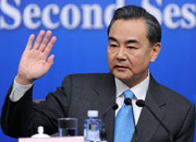 外交部部長(zhǎng)王毅向記者致意