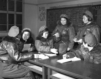 第一批女飛行員：毛澤東稱贊，細(xì)妹子不簡單，飛得好高啊