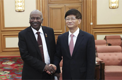 孟建柱會(huì)見(jiàn)蘇丹最高法院院長(zhǎng)海德?tīng)? /></a></td>
</tr>
</table>
<table width=