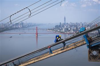 武漢：長(zhǎng)江上空架&ldquo;天梯&rdquo;