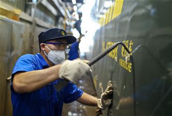 高溫下的列車&ldquo;美容師&rdquo;