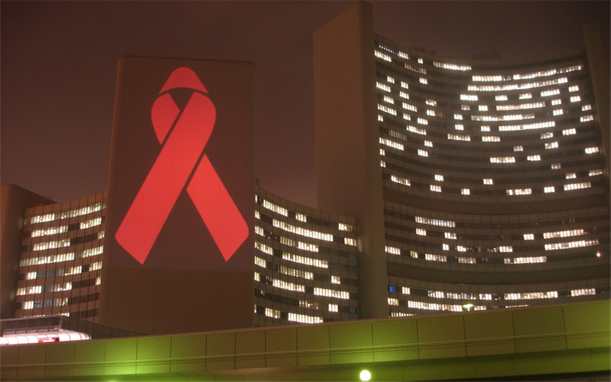 在世界艾滋病日，聯(lián)合國總部大樓點(diǎn)亮紅絲帶標(biāo)志