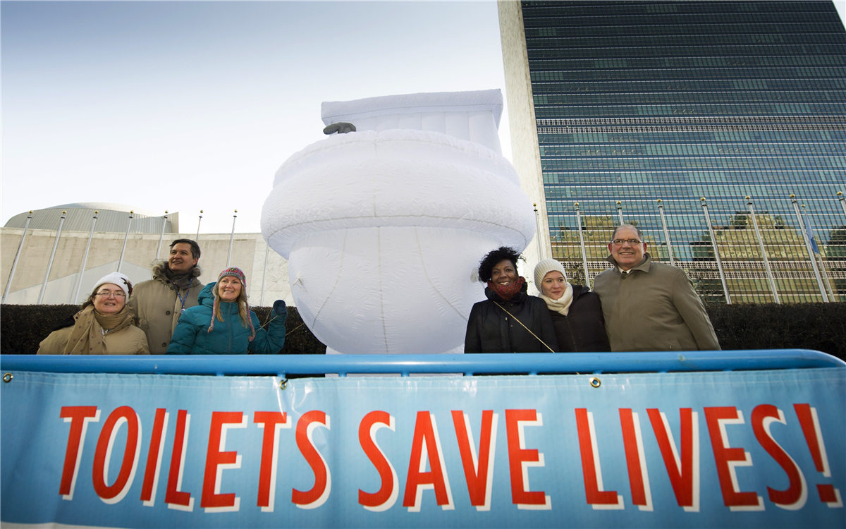 &ldquo;世界廁所日&rdquo;，聯(lián)合國(guó)總部大樓前的口號(hào)條幅