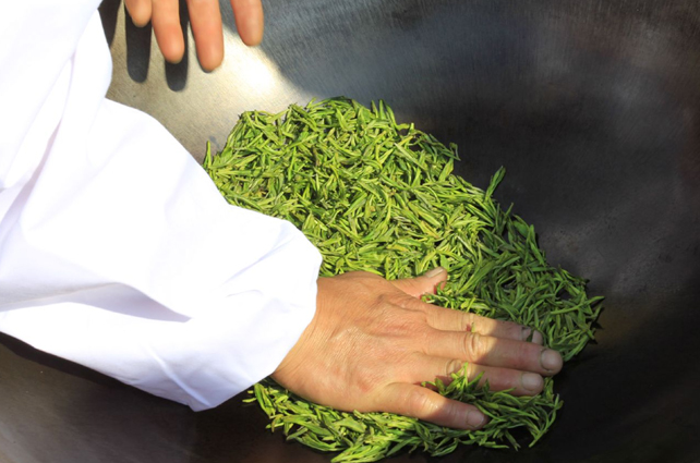 好茶占盡天時地利，炒茶師月入三五萬