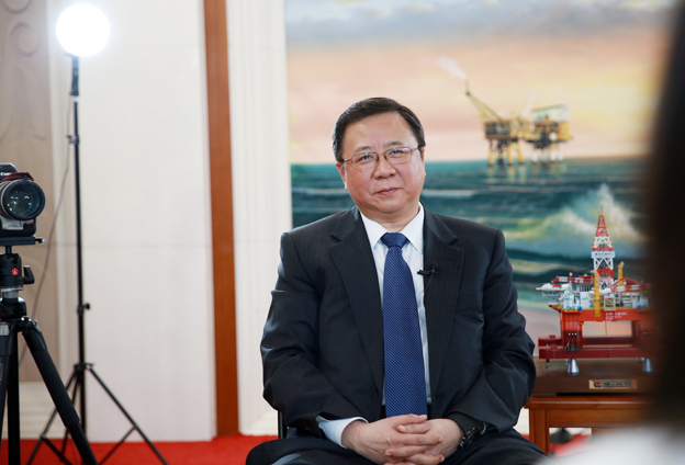 堅(jiān)持黨的領(lǐng)導(dǎo)、加強(qiáng)黨的建設(shè)，是國(guó)有企業(yè)的光榮傳統(tǒng)。