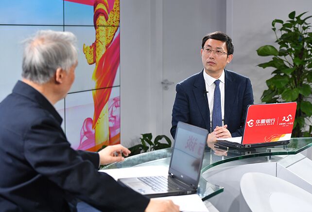 您再給我們梳理一下，黨章中有關(guān)&ldquo;基本路線&rdquo;的修改情況。