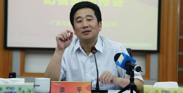 玉柴集團公司董事局主席晏平&mdash;&mdash;大家可能不一定認識我，但是大家一定坐過裝配玉柴發(fā)動機的客車、公交車，因為玉柴發(fā)動機裝配在全國超過60%的客車、公交車上。玉柴發(fā)動機能夠陪伴大家上班、回家、逛街，我很自豪。我們將繼續(xù)制造更多更好的綠色產(chǎn)品，造福社會和百姓。