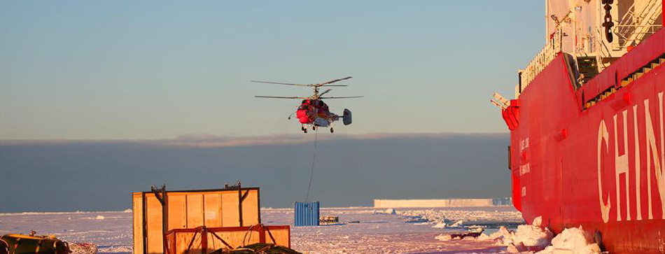 &ldquo;雪龍&rdquo;號(hào)在中山站外陸緣冰地帶開展卸貨作業(yè)