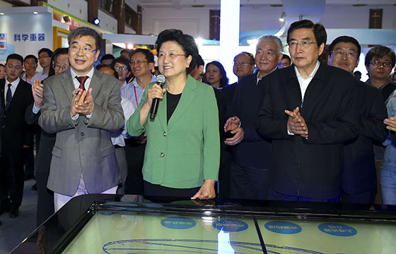 劉延?xùn)|、郭金龍參加2016年全國科技活動周活動