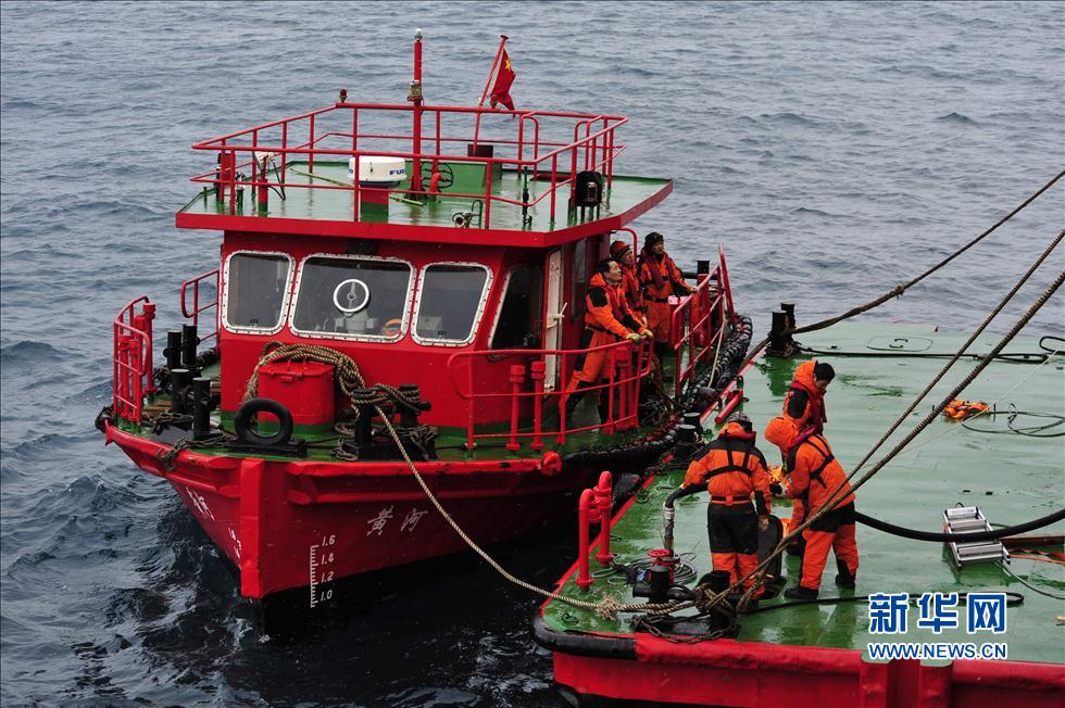 馬年伊始&ldquo;雪龍&rdquo;號爭分奪秒卸貨忙(組圖)