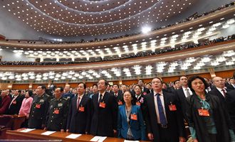 委員們高唱國歌