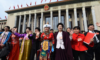 閉幕會后，代表走出人民大會堂