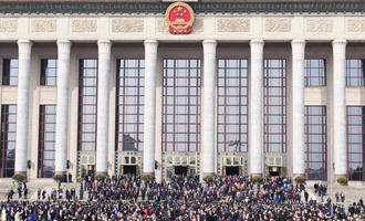 閉幕會(huì)后，代表走出人民大會(huì)堂