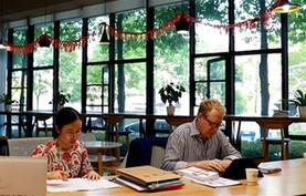 中國(guó)成就，世界矚目&mdash;&mdash;來(lái)自基層蹲點(diǎn)現(xiàn)場(chǎng)的報(bào)道