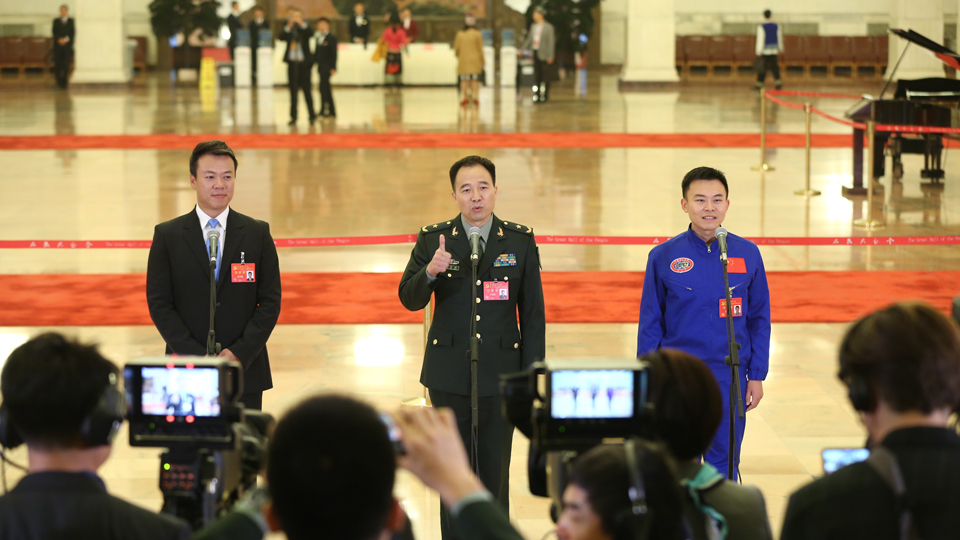 趙宏博、景海鵬、唐嘉陵代表接受采訪