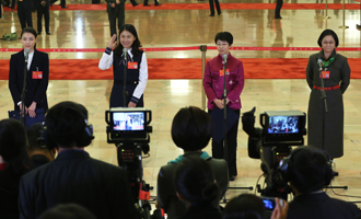 吳敏霞、杜玉濤、蒙曼、盧麗安代表接受采訪