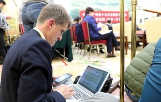 在你看不見(jiàn)的角落，中外記者這樣工作