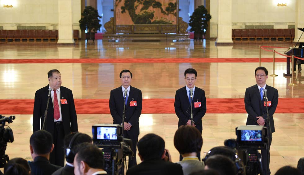 凌解放、王立平、徐川、黃一兵接受采訪