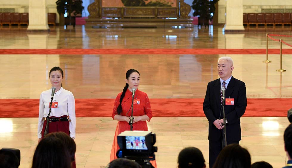 肖笑波、侯艷、徐俊接受采訪