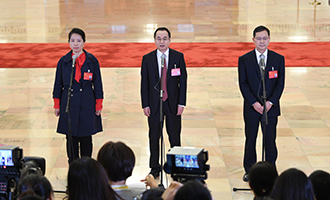 姜妍、康紅普、劉宗富代表接受采訪