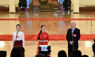 肖笑波、侯艷、徐俊代表接受采訪