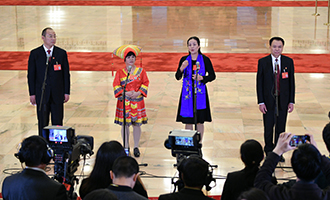 蔡松濤、杜麗群、楊小玲、賈立群代表接受采訪