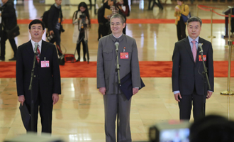 吳曉光、胡偉武、金東寒代表接受采訪