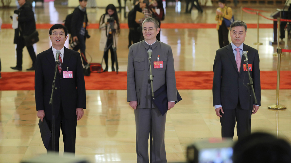 吳曉光、胡偉武、金東寒代表接受采訪