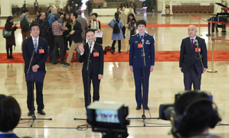 王辰、楊潔、劉文力、王旭東代表接受采訪