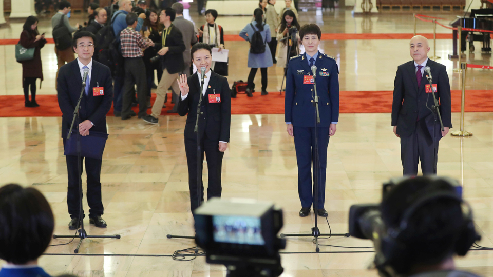 王辰、楊潔、劉文力、王旭東代表接受采訪