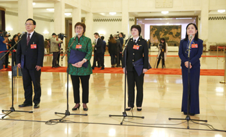 蔣成華、邵蕓、甘露、周宇代表接受采訪