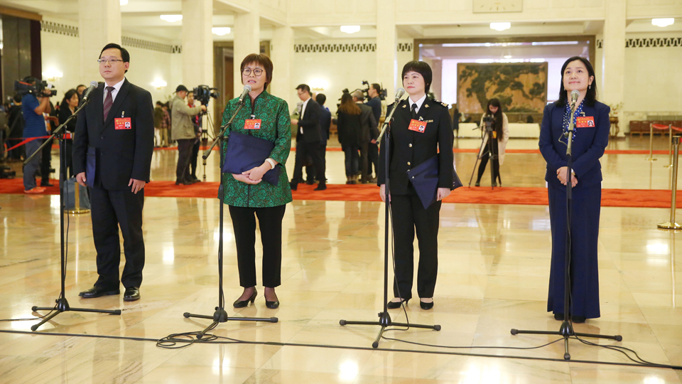 蔣成華、邵蕓、甘露、周宇代表接受采訪