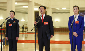 李貝、裴春亮、丁寧代表接受采訪