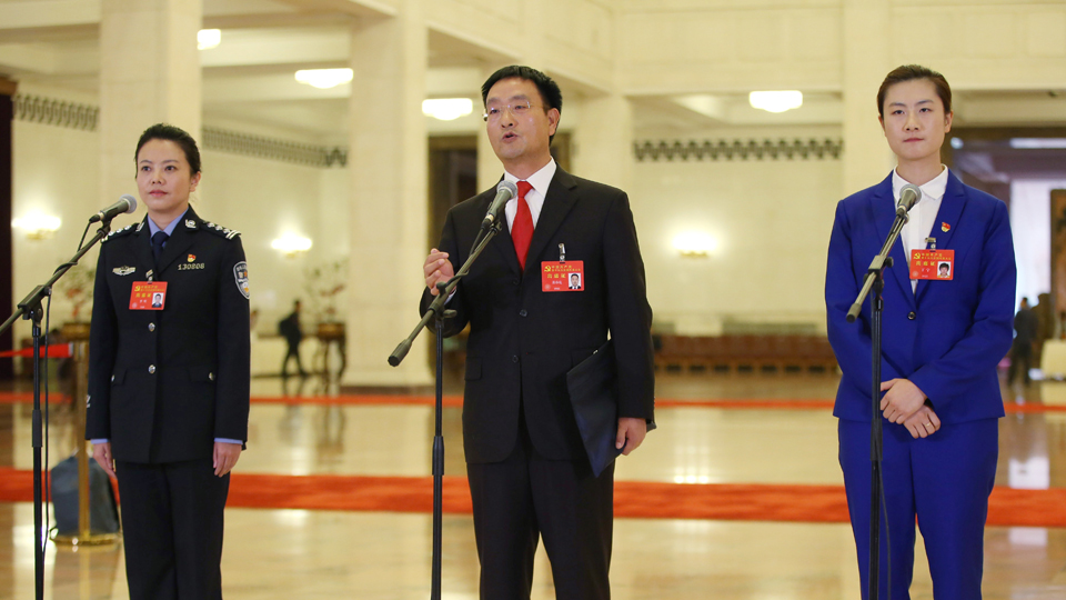 李貝、裴春亮、丁寧代表接受采訪