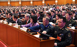 與會代表在表決總監(jiān)票人、監(jiān)票人名單草案