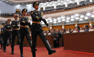 陸?？杖妰x仗兵正步行進(jìn)至主席臺(tái)前