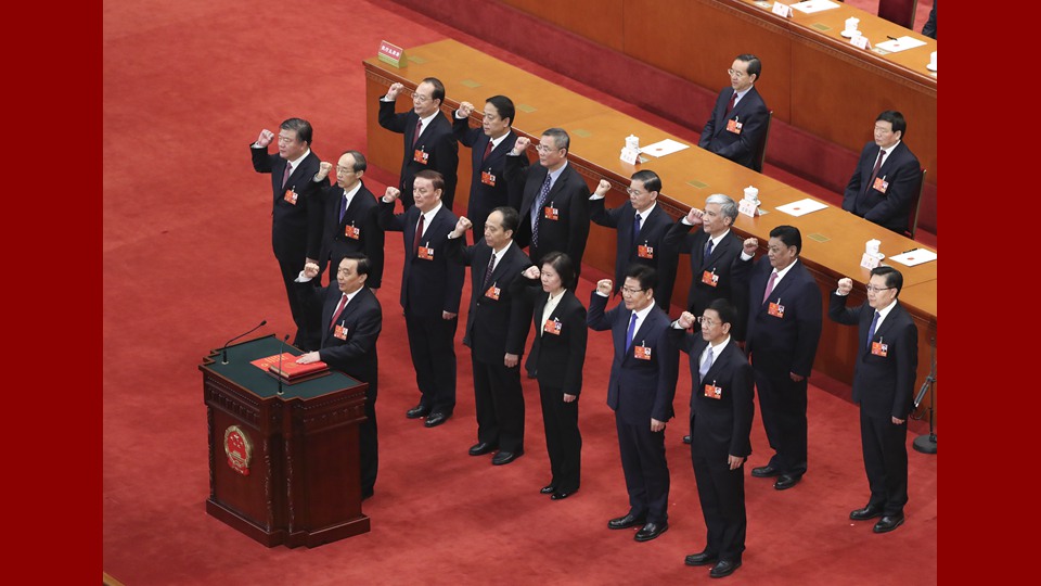 新當(dāng)選的全國人大常委會副委員長、秘書長進(jìn)行憲法宣誓