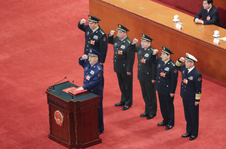 中央軍委副主席、委員進(jìn)行憲法宣誓