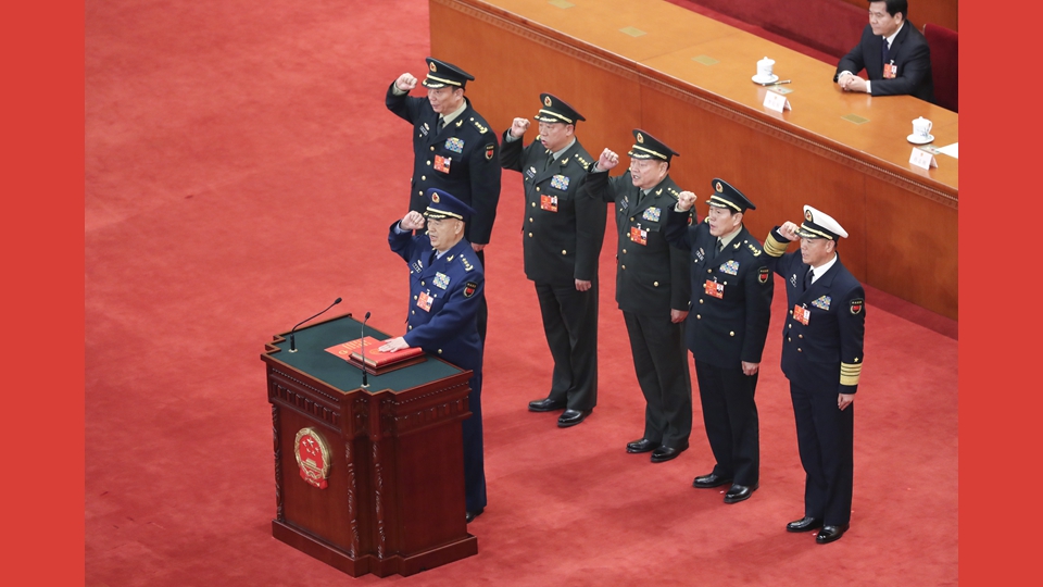 中央軍委副主席、委員進(jìn)行憲法宣誓