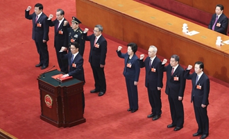 國務(wù)院副總理、國務(wù)委員、秘書長進行憲法宣誓