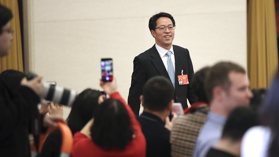 張曉明步入&ldquo;部長通道&rdquo;，準(zhǔn)備接受采訪