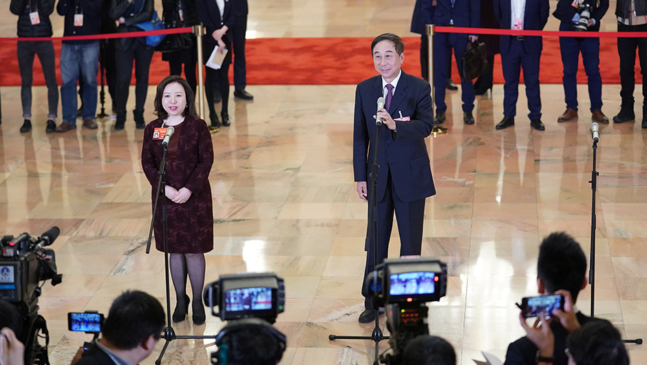 全國(guó)政協(xié)委員在&ldquo;委員通道&rdquo;接受采訪