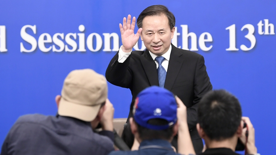 記者會(huì)開始前，李干杰向記者致意