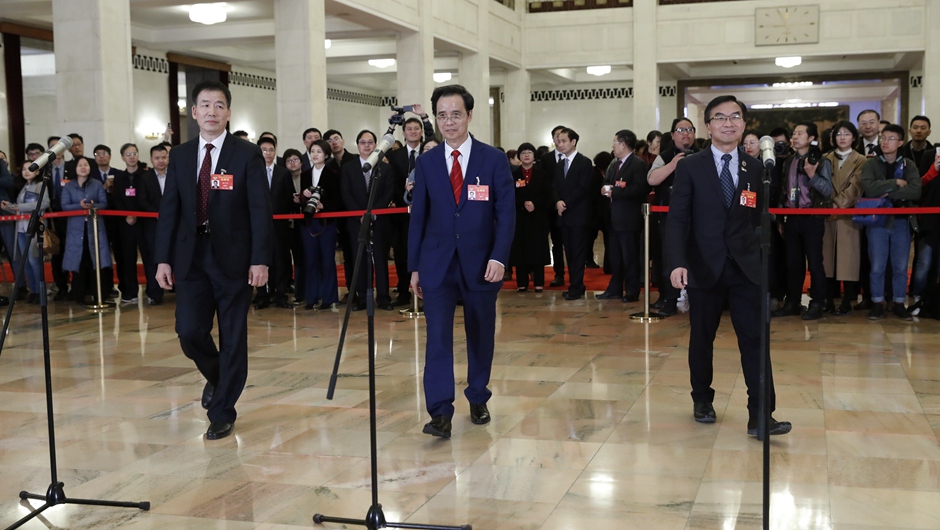全國政協(xié)委員在&ldquo;委員通道&rdquo;接受采訪