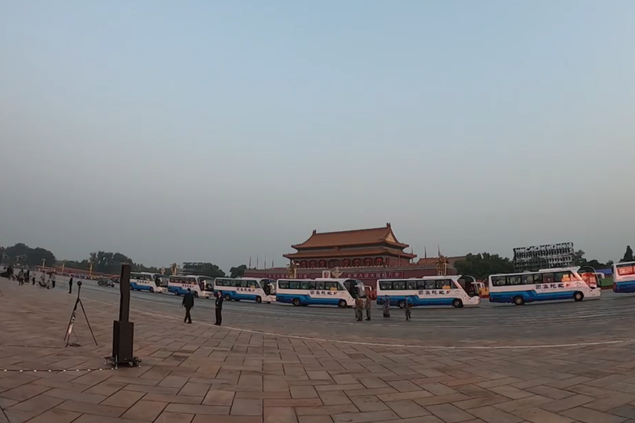 10月1日清晨的天安門城樓和長安街，燈火通明，正在準(zhǔn)備慶祝大會的工作人員雖然緊張忙碌，但仍顯得井然有序