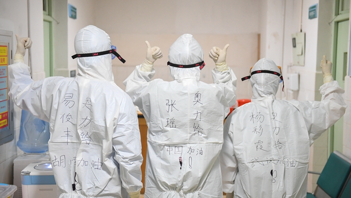 辛識(shí)平：白衣如戰(zhàn)袍，字字見(jiàn)仁心